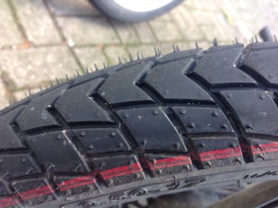 Vorne. Sogar die kleinen noppelchen sind in der Mitte noch deutlich erkennbar. So gut wie gar kein verschleiß.