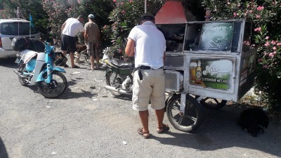 Bei genau diesem Kerl kaufte ich auch 2016 Ein "Kebab" um 100 LEN, dasselbe Dreirad, der selbe Hund. Bei LEZHE.