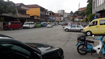 In 2017 waren die Minibusse alle quer geparkt gewesen, Peshkopi, AL.