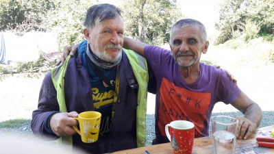 Wie immer, schaute ich auch diesmal bei Kristina, Münchner in, jetzt kroat. Bäuerin, 2 Söhne, vorbei. Diesmal war MATI, also Matthias, Polizist in Pension, bei ihr. Ein fröhlicher, lebendiger 60-jähriger Mann. Kein Trinker. Die Begegnung machte mich ob meines "Glückes" betroffen!