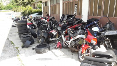 Ein Rollerschrotthaufen in BiH, viele Glatzen, max. km-Stand 42.000. Keine Vepa, keine Honda, keine Underbone.