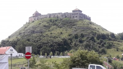 Burg SÜMEG auf begrünten Fels.
