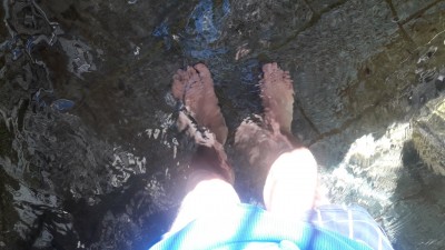 Auf halbem Weg gab es eine Quelle, zu einem do-it-yourself Kneippbad, das ich natürlich ausprobieren musste.