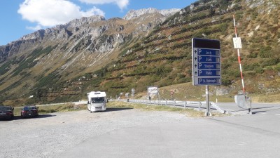 Bei der Fahrerseite des Campers beginnt der Steig.