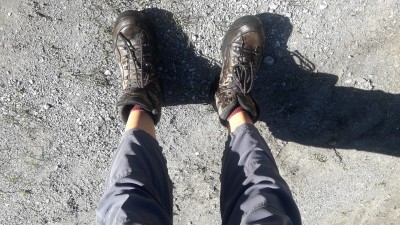 Ja, die LOWA Schuhe (nur 1.300 g schwer) lassen kein Wasser durch.