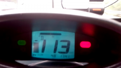 Es gibt zumindest 1 Twizy, der getunt ist. In Youtube fährt das Ding gute 116 km/h