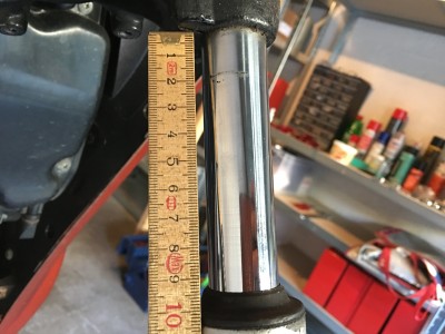 Hier sieht man den Rest vom Dreck nach einmal über den Holm wischen. Plus die gesammtlänge vom Federweg. Um 95mm, schein alles soweit i.O. zu sein.