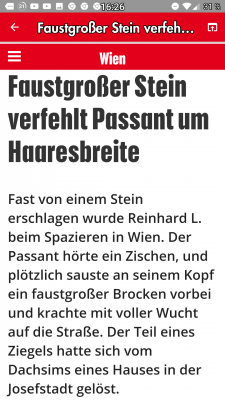 ...krachte auf die Strasse! Stimmt, denn der Gehsteig/Bürgersteig ist "Strasse."