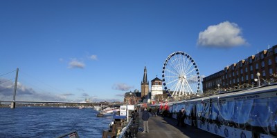 Blick auf das Riesenrad am Schlossturm