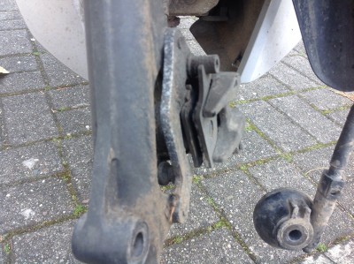 Das bekommt man hin, felge demontieren ;) man sieht schön die Bremsbeläge. Erkennbar ist wie der im Bild vordere Belag, oben mit einem Halbkreis um den haltestift greift. Ist der sicherungsstift rausgezogen fällt der Belag einfach raus, oder wenn nicht mit leichtem ziehen lösen.