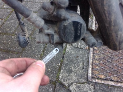 Diese Schraube/Stift hält die Beläge, einfach ganz normal mit nem Achter rausdrehen, bisschen ziehen und schon hat man den Stift in der Hand.