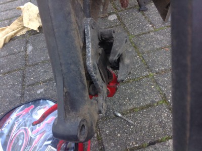 Hier sieht man beispielhaft die Rückstellung des Kolbens( bei Bedarf) ohne spezialwerkzeug.die einfache Zange am alten Belag ansetzen und kolben zurückdrücken. Nicht direkt den Kolben eindrücken, um Beschädigungen zu vermeiden. Nebenbei ist das ganze mit einem Kolben bei der Wave eh witzlos.<br />Wenn man zoomt, kann man die Halterung des Belags erkennen, welcher nur mit einer "Nase vor einem Pin" eingesetzt wird. Bisschen nach hinten/unten führen, schon hat man den Belag in der Hand. Unten liegt der sicherungsstift der herausgedreht wird.