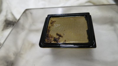 Sehr wenig verschmutzt , sieht aus wie Dichtungsreste von der Montage