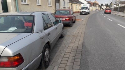 Der rote 200D wurde am 8.8.1985 erstzugelassen, allerdings stellte das Odometer  bei 250Mm den Dienst ein. Erstzulassung, kein Radio. Garagenauto.