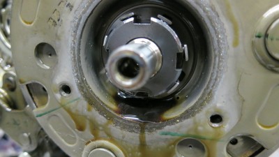 festgebackener Metallstaub ,<br />ringsherum