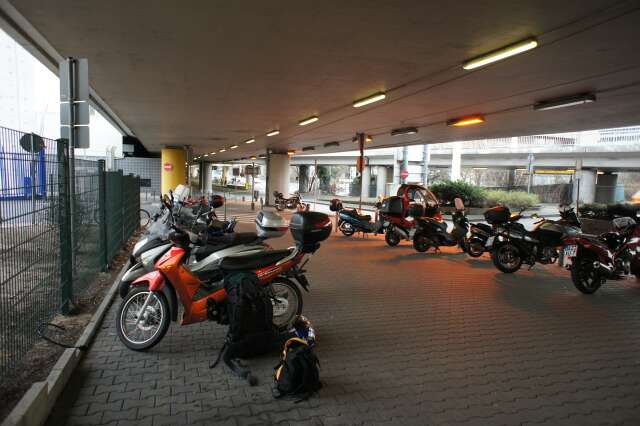 Flughafenparkplatz Frankfurt<br /> N 50°03'07" O 8°34'31".