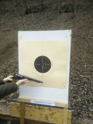 Der Colt Nachbau schiesst 2 Finger breit rechts. Immer.