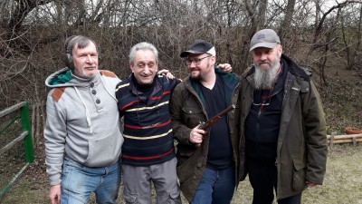 Diese 4 Männer fuhren/fahren Mercedes Diesel.