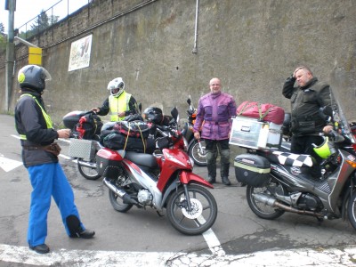 Bepackt wie in SOA. Bin gespannt wann die Asiaten Bilder von Europäern zeigen, welche Ihre CUB´s bepacken wie sie.