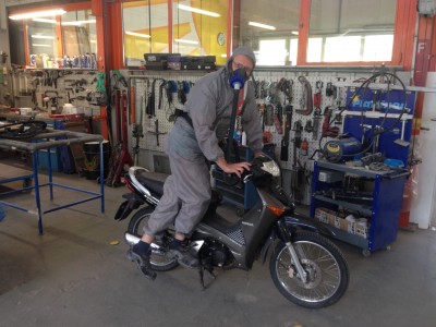 95Kg Autolackierer auf verklemmtem Kickstarter