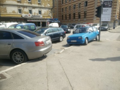 Es wird kreuz und quer geparkt. Jeder kann weg. Keine Ahndung. Super.