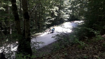 Ein Slovene geht mit BEV-Handkarren mit Zelt nach OHRID, MNE.