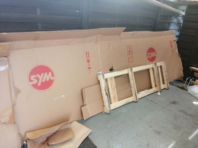 Nach langen und manchmal kopfschmerzhaften Verhandlungen kam eines sonningen Tages ein großer Karton.