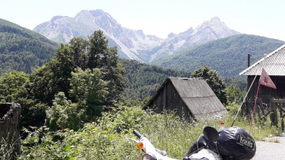 Knapp 2.450m sind diese Berge in MNE hoch - Schneeschuhverleih.