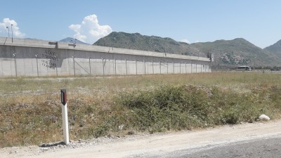 Ein neuer, moderner Gefängnisbau, den Unbedarften zur Mahnung.