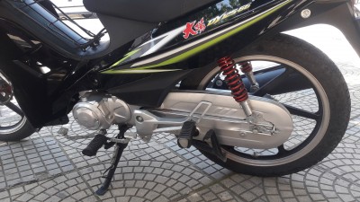 Der junge Mann, der diese 125er Dayang, neu, fährt, zeigte mir Fotos seines 4-sitzigen 500er Mercedes. Schwester in Innsbruck. Jaja