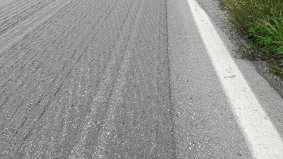 Nschtrag: wer bei nasser Fahrbahn mit CUB und Hecklast in diese gefrästen Riefen kommt, der muss höllisch aufpassen.