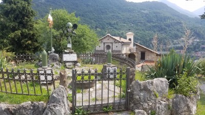 Kriegerdenkmal und Kirche hinter dem Monument