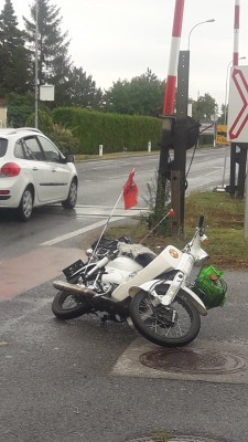 Ein beschrankter Eisenbahnübergang.