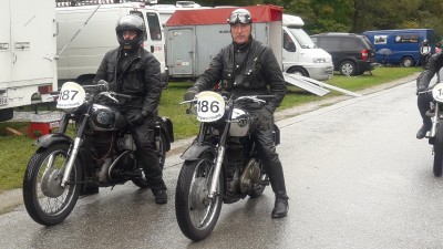 li. Mechaniker Lukas AJS 500, re. im Bild Autobahnpolizist Günther auf AJS 350.