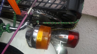 Von Tempo 30 auf null. Nummerntafelrahmen, Steige und Blinker.