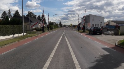 Zwischen den Ortstafeln dürfte man mit 100km/h fahren - für ca. 8 m.