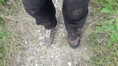 Rucksackweitwandern in der Motorradkluft.