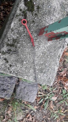Was findet man bei der Rast unter einem Baum: VW Audi Ölmessstab.