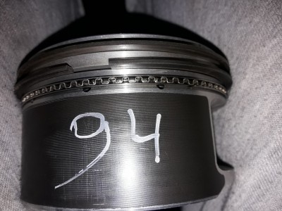 Harley Kolben mit 2,5 mm starken Bohrungen.