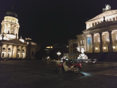Gendarmenmarkt mit Deutschem Dom und Konzerthaus sowie Schillerdenkmal