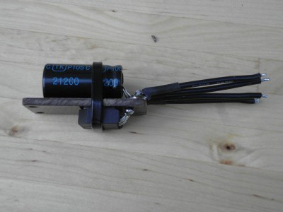 Kondensator auf der anderen Seite, alles mit Kabelbinmder rundum gesichert, Bauteile vorher mit Montageklebeband auf Platte geklebt