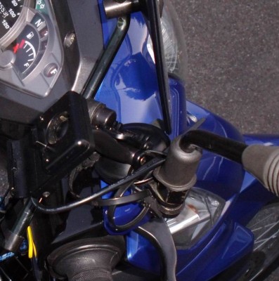 Halterung mit wieder lösbaren Kabelbinder dran gemacht.