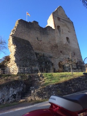 Burg-Ruine Landeck.JPG