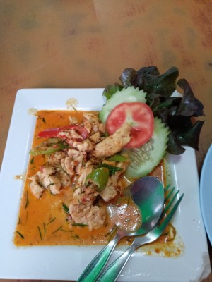 Hühnchen mit grünem Chili in Erdnußsauce