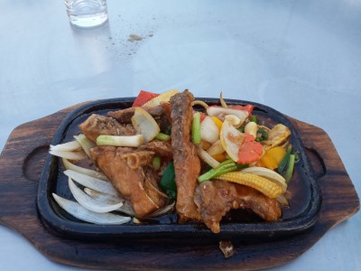 Sea bass, fritiert, mit gegrilltem Gemüse