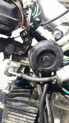 Da kommt der Saft raus, oberhalb der Schwimmerkammer.