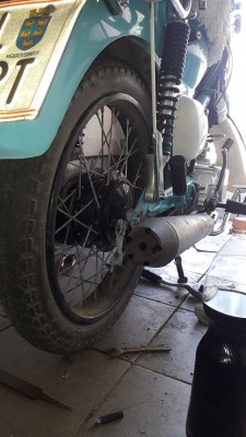 Der alte gatling-gun Auspuff ist für die Einfahrphase dran.