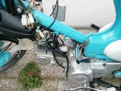 Die 2 x 6 Drähte wurden in Hülsen zusammengeführt, gekerbt, überzogen und geschrumpft. Das sollte halten.