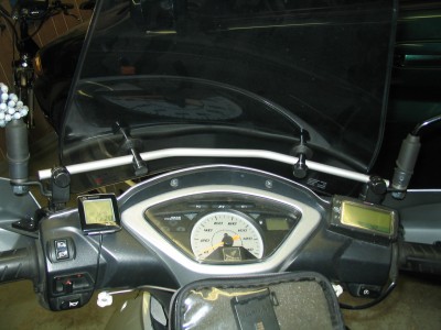 Das Material ist 10mm Alu aus dem Baumarkt , dafür müssen die Halterungen auf 10,5mm aufgebohrt werden !