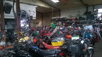 Ca. geschätzte 500 Motorräder warten auf ihren neuen Besitzer.